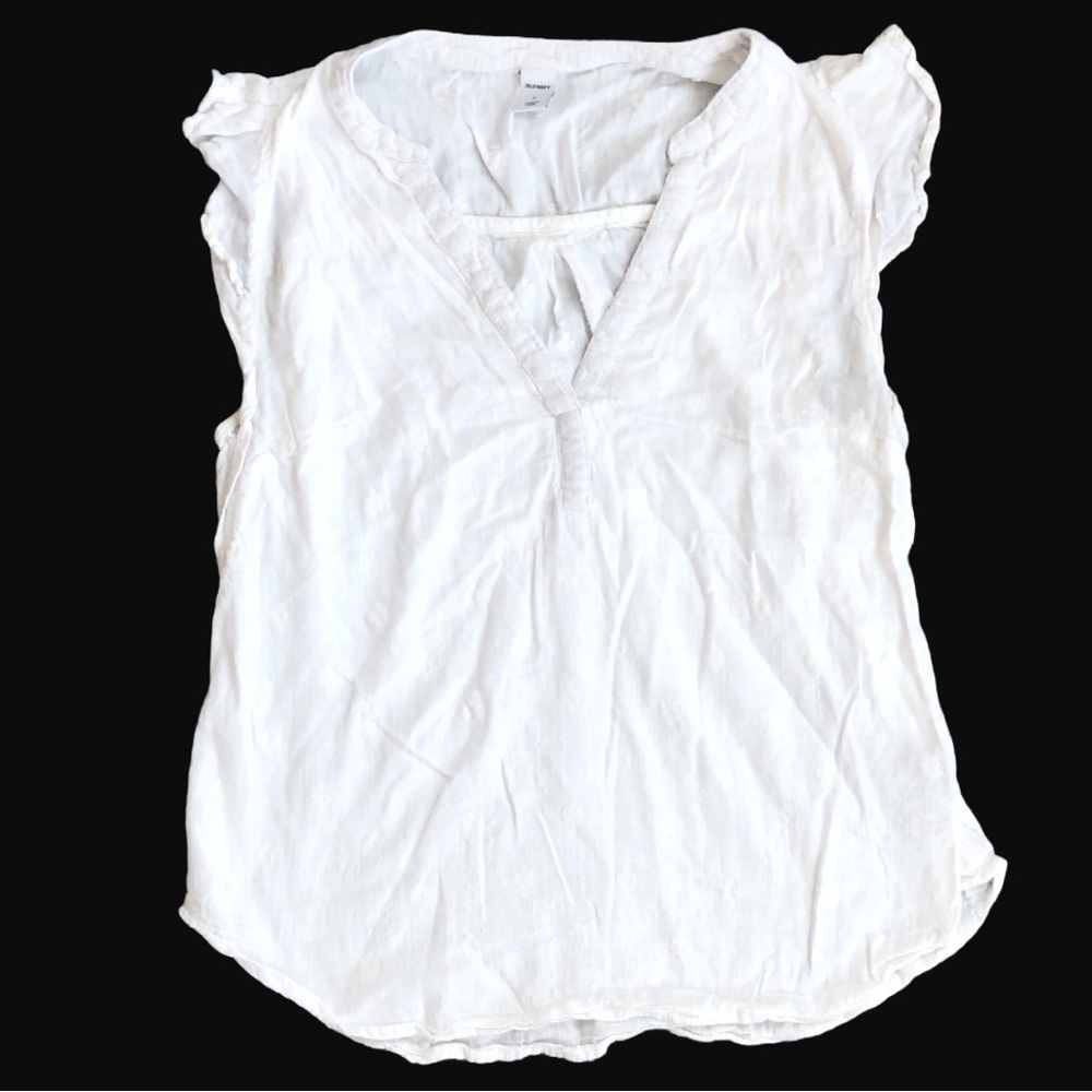 𝅺white embroidered Old Navy tank top with ruffle shoulders size S